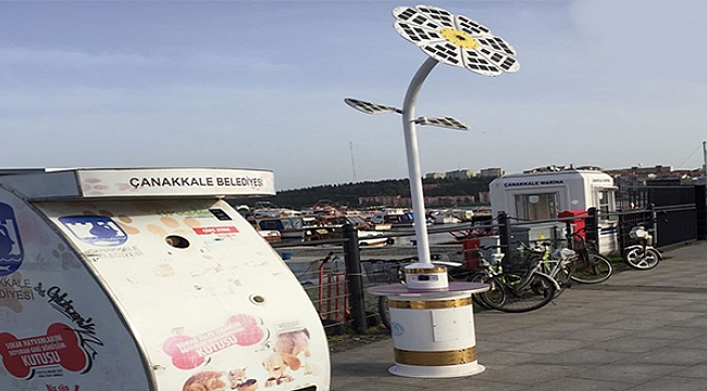 Çanakkale Kordonda Güneş Ağacı İle Şarj İmkanı