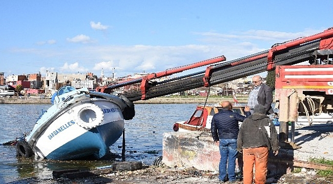 Üzerine Vinç Düşen Tekne Kullanılamaz Hale Geldi