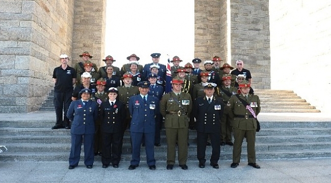 Çanakkale Kara Savaşları’nın 103. Yıldönümünde Şehitler Abidesi’nde Tören Düzenlendi