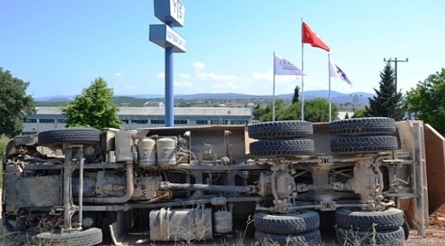 Biga'da Taş Yüklü Kamyon Şarampole Yuvarlandı