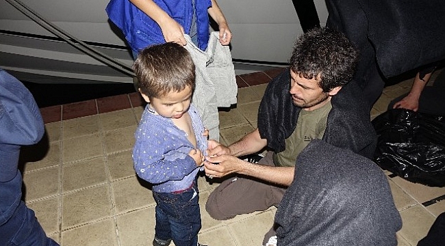 Botları su alan mültecileri sahil güvenlik kurtardı