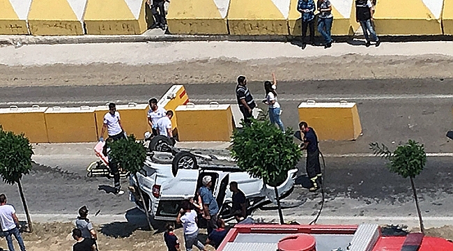 POLİS NOKTASINDA BETON BARİYERLERE ÇARPIP TAKLA ATTI