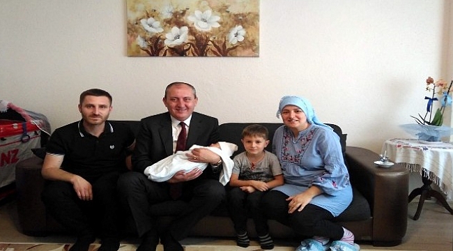 Biga Belediyesinin 'hoş geldin bebeğim' paketleri devam ediyor