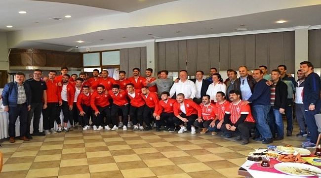 Mutlu'dan Adaspor takımına kahvaltı