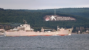 Rus savaş gemisi Çanakkale Boğazı'ndan geçti