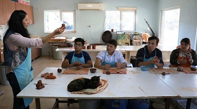 Seramiğe özel çocuklar dokundu