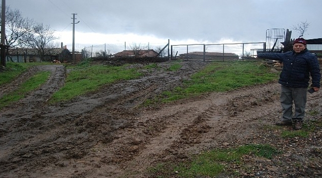 Köy meydanına hayvan dışkısı akıyor