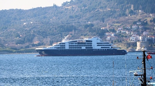 Lüks yat Çanakkale Boğazı'ndan geçti