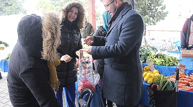 Başkan Yavaş vatandaşlara ücretsiz pazar filesi dağıttı