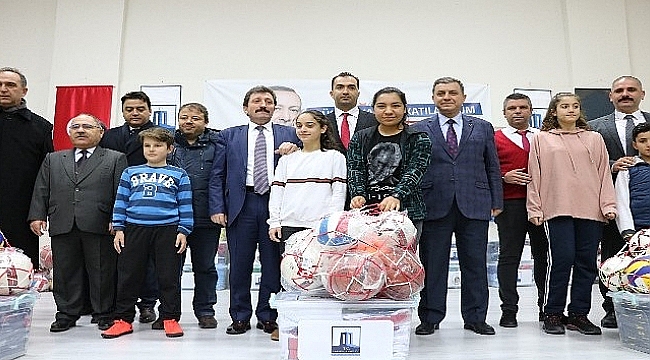 Çanakkale'de okullara spor malzemesi desteği