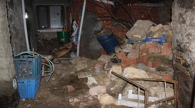 Ayvacık'taki depremde hasar gören binalara ekipler müdahale ediyor