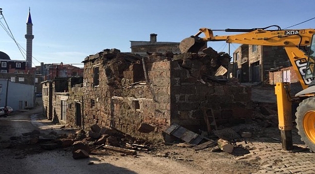 Ayvacık'taki Depremde Hasar Gören Binaların Yıkımına Başlandı
