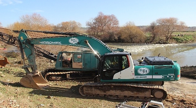 Çanakkale'de Otomobil İle Dereye Uçtuğu İddia Edilen Gençlerin Aranması Devam Ediyor