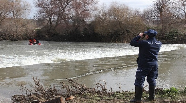 Dereye Uçan Araçta Bulunan Gencin Arama Çalışmaları Sürüyor