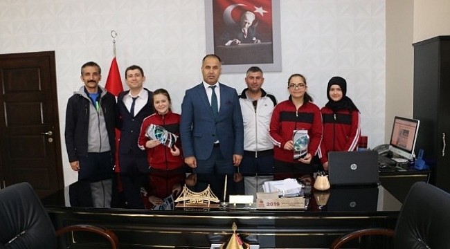 Bakacak Ortaokulu öğrencileri masa tenisi şampiyonu