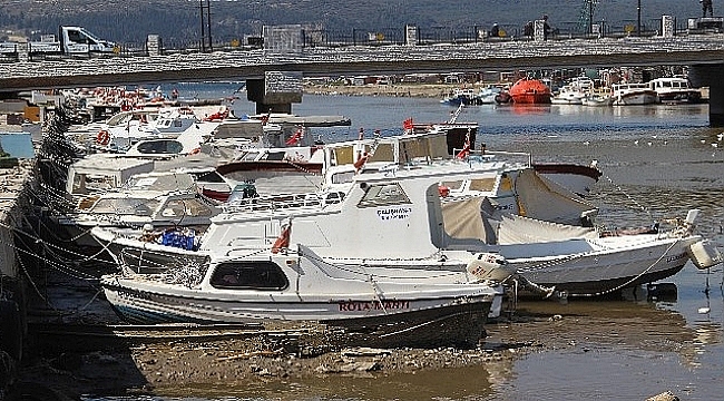 Sarıçay’da suların çekilmesiyle tekneler karaya oturdu.