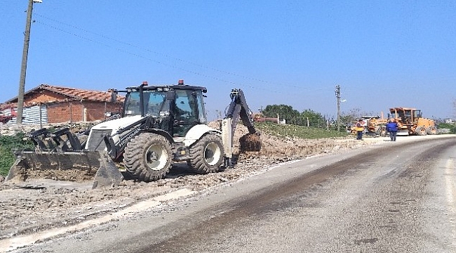 Lapseki'de köy yolları asfalt onarım çalışmaları yürütülüyor