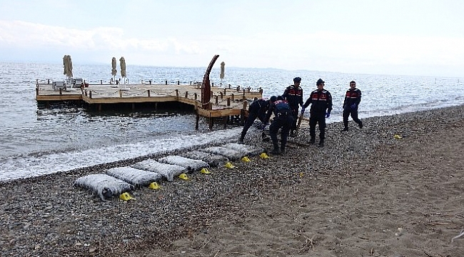 Uyuşturucu paketleri karaya vuruyor