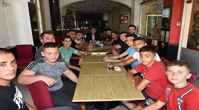 Çan Belediye Başkanı Öz'den pehlivanlara baklavalı ziyaret