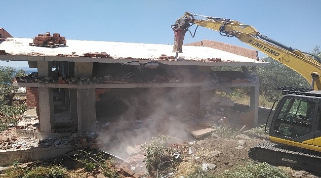 Çanakkale'de kaçak yapıların yıkımına başlandı