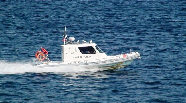 Çanakkale Sahil Güvenlik Grup Komutanlığına bağlı ekipler şüpheli her tekneyi kontrol ediyor
