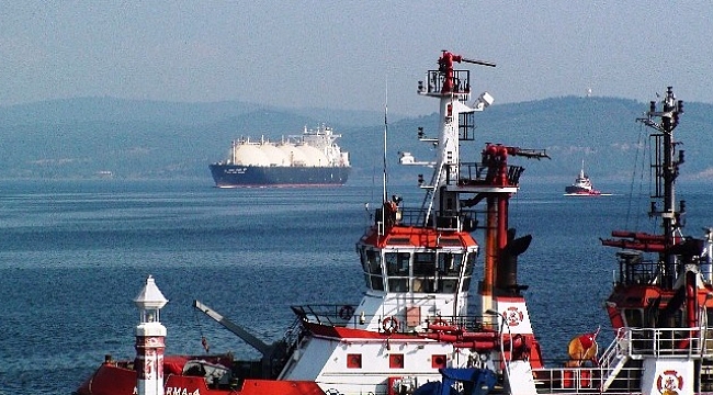 Dev tanker Çanakkale Boğazı'nı kapattı