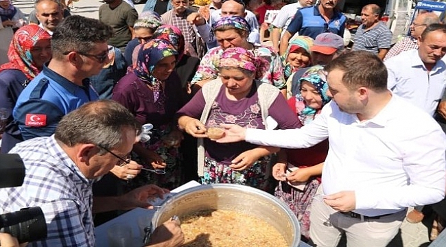 Başkan Yüksel aşure dağıttı