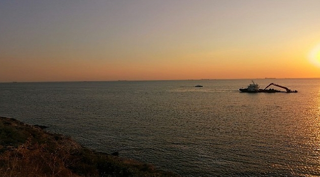 Bozcaada açıklarında gemi su almaya başladı