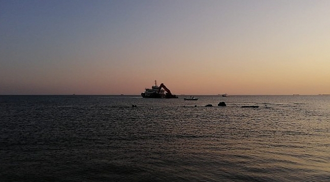 Bozcaada açıklarında su alan gemi karaya oturdu