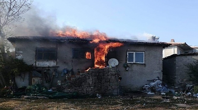 Çanakkale'de ahşap ev alev alev yandı