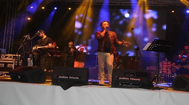 Ezine'de Tuğçe Kandemir ve Fettah Can rüzgarı esti