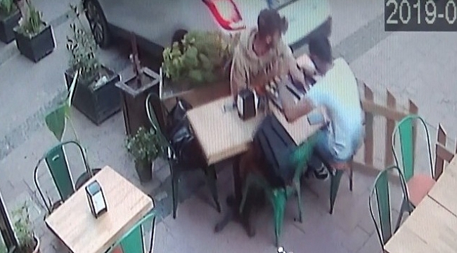 Kafede oturan 2 gence araba çarptı