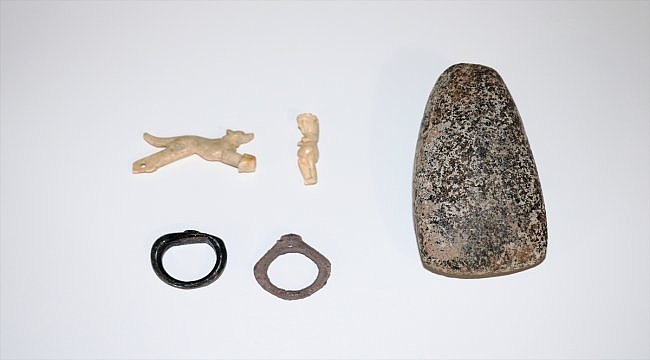Assos'ta 1600 yıllık insan ve hayvan figürlü iki kolye ucu bulundu