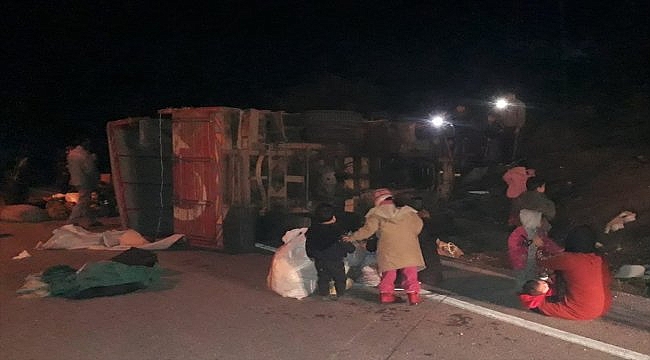 Çanakkale'de düzensiz göçmenleri taşıyan kamyon devrildi: 32 yaralı