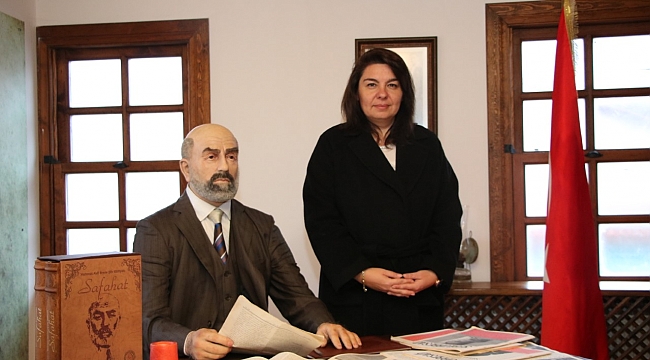 JÜLİDE İSKENDEROĞLU'NDAN ANLAMLI MEHMET AKİF ERSOY MESAJI