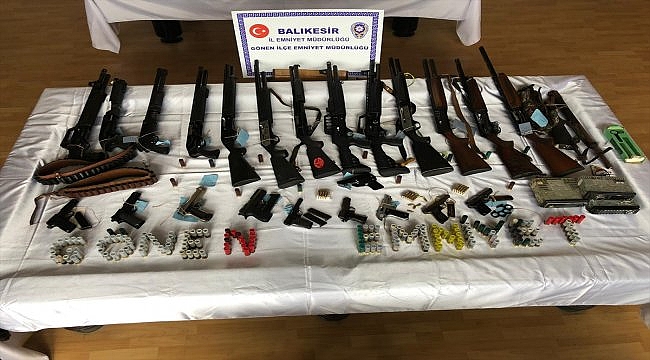 Balıkesir'de silah kaçakçılığı operasyonunda 15 kişi yakalandı