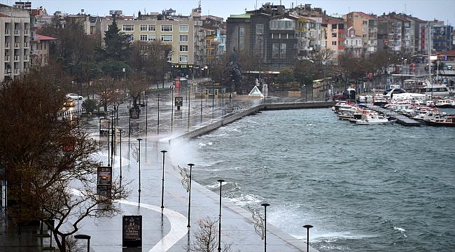 Çanakkale'de kuvvetli poyraz fırtınası deniz ulaşımını aksatıyor
