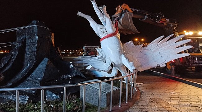 Çanakkale'de şiddetli rüzgar nedeniyle heykel yıkıldı