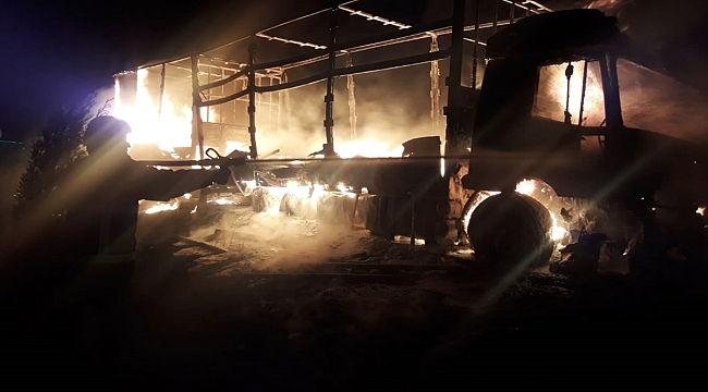 Gelibolu'da oyuncak yüklü tır yandı