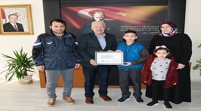 Lapsekili ortaokul öğrencisi kumbarasındaki paralarla depremzedelere yardım etti