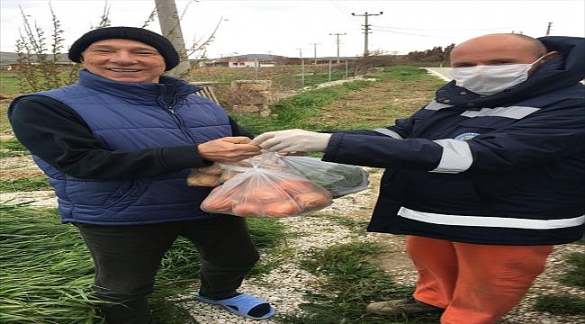 Bozcaada'da pazar kurulmayınca vatandaşların siparişleri kapılarına kadar götürüldü