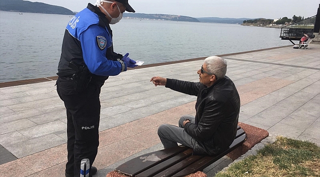 Çanakkale'de sokağa çıkan 65 yaş ve üstü vatandaşlar uyarılarak evlerine gönderildi