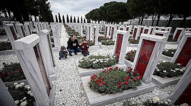 "Çanakkale geçilmez" destanının yazıldığı topraklarda ecdada dua