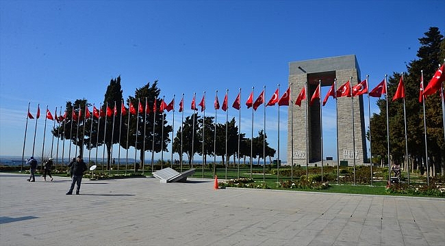 Çanakkale'de vatandaşlar,  Şehitler Abidesi'nde şehitler için dua etti