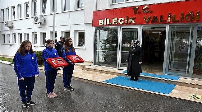 Gelibolu'dan alınan toprak, deniz suyu ve Türk bayrağı Bilecik'e getirildi