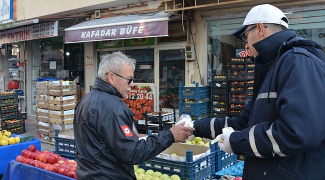 Lapseki'de belediye ekipleri pazarcı esnafa eldiven dağıttı