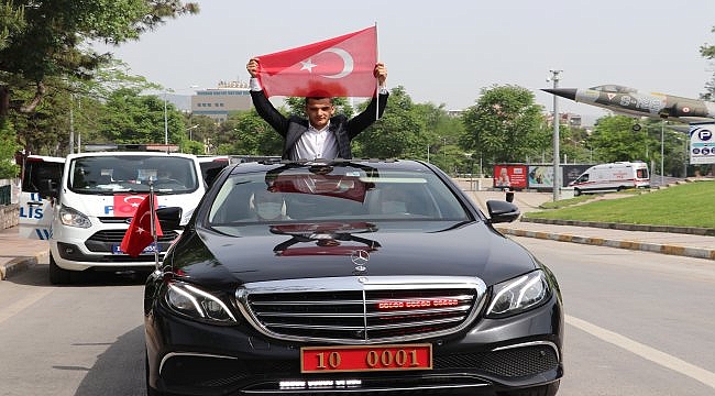 Balıkesir'de 19 Mayıs doğumlu genç valinin makam aracıyla şehir turu attı