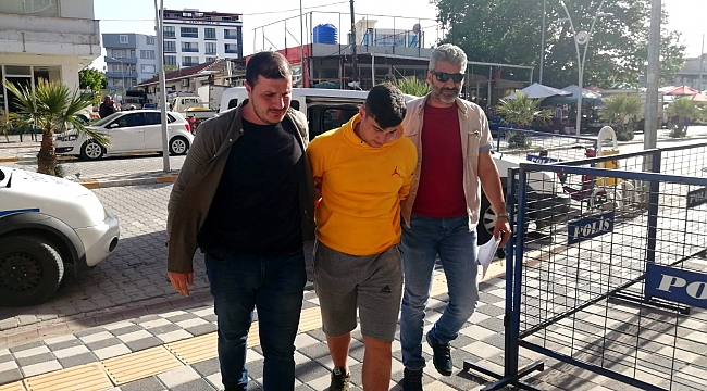 Ezine'de kuyumcudan kaçan hırsızlık şüphelisi takside yakalandı