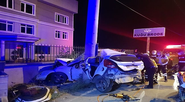 Bursa'da otomobil elektrik direğine çarptı: 3 ölü, 1 yaralı