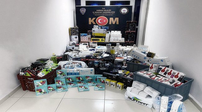 Edirne'de kaçak cep telefonu ve malzemenin yakalandığı otomobildeki iki kişi gözaltına alındı